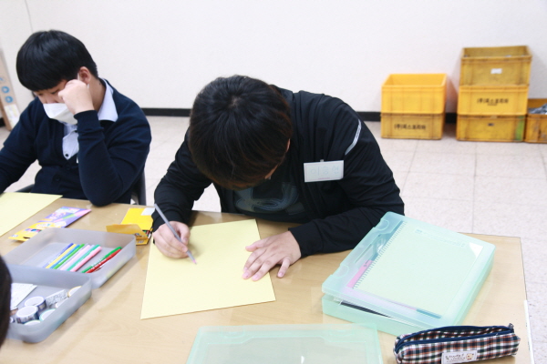 앞에 앉은 참여 학생 얼굴 그려주기