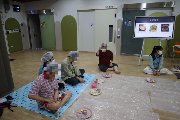 주간보호센터 추석행사 함께하는 한가위 행사 진행 모습