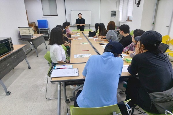 하루체험전 지역주민에게 기관소개하고 있는 사진