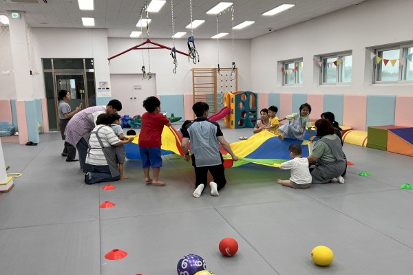 마지막으로 아이들이 가장 좋아하는 낙하산을 활용하여 흥미를 증가할 수 있도록 활동을 진행하였습니다. 찾아가는 아동특수체육교실에서는  앞으로도 아이들의 많은 신체 능력 향상을 위해 다양한 활동을 제공할 예정이오니 많은 관심 부탁드립니다.