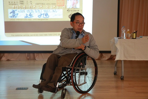 강연하시는 고정욱 작가님의 모습