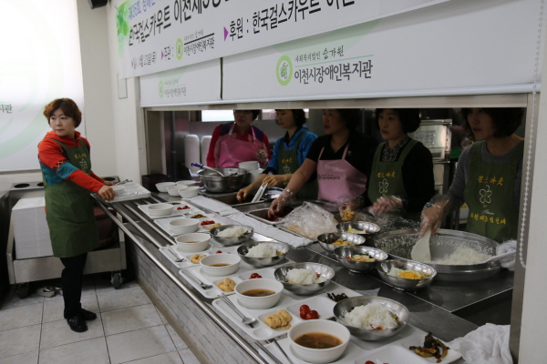 한국걸스카우트 이천제3성인대 무료급식 진행 모습 2