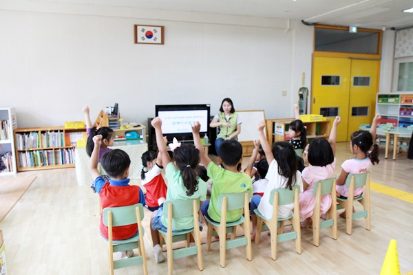 나래초 병설유치원 장애바로알기 교육 진행 모습