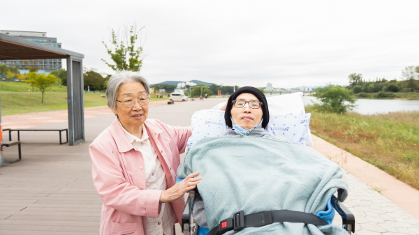 10년 만의 외출, 강변유원지에서의 행복한 하루