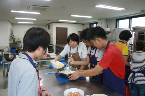 강사와 함께 재료를 섞고 있는 참여자 모습