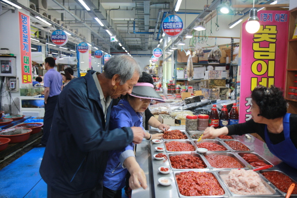 수산시장구경하는모습