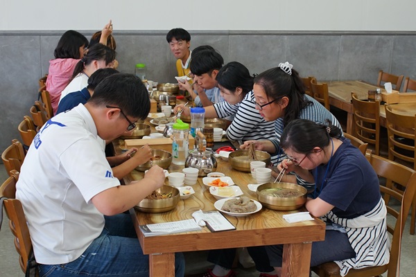 직업적응훈련생들이 점심을 먹고있는 모습