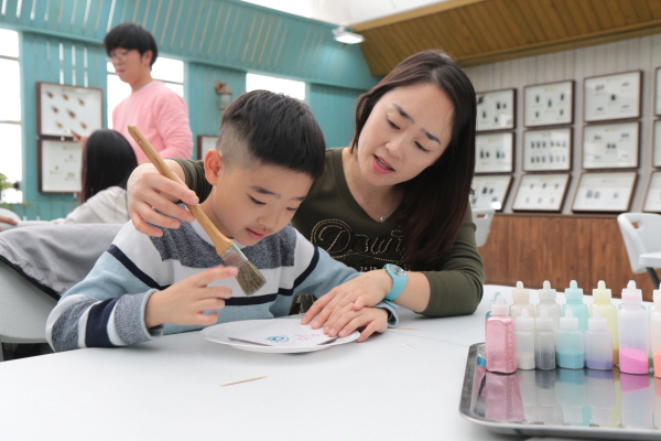 샌드아트를 진행하는 사진