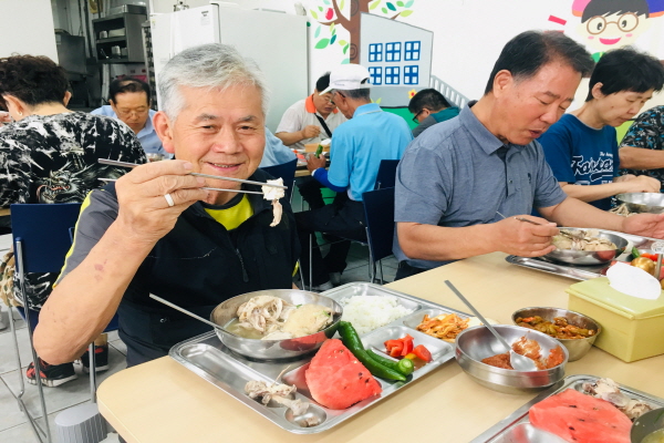 삼계탕 먹는 모습