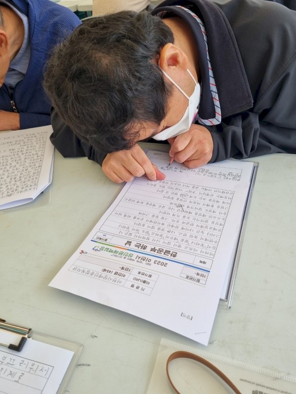 이O셉 님은 문해교실에 참여하는 날마다 복지관에 올 생각에 기분이 좋아졌던 감정들을 주제로 글을 쓰셨습니다!  참여자분들 중 가장 늦게까지 남아 글을 쓰시면서 한 글자 한 글자 즐거웠던 기분을 고스란히 담아 내셨어요~