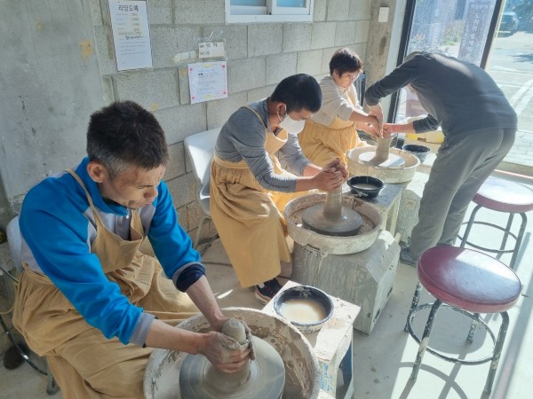 도예체험을 하며 그릇을 만들려고 하는 참여자분들의 모습입니다!  처음 다뤄보는 물레와 반죽의 감촉을 신기해 하면서도 어려워하는 모습을 보여주셨어요~