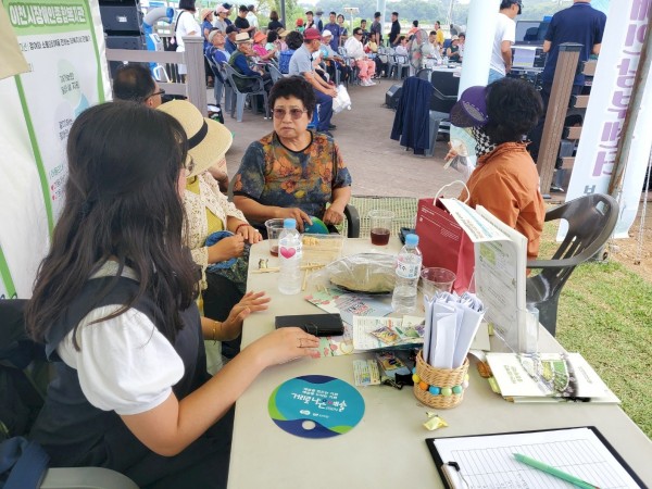 찾아가는 마을 복지 사업(설성면) 참여자들이 축제 부스에 방문함.