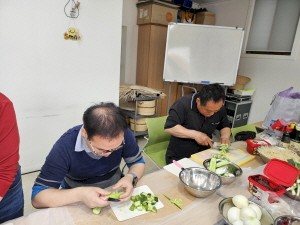 오이 써는 모습