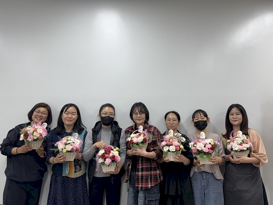 완성 작품 들고 사진