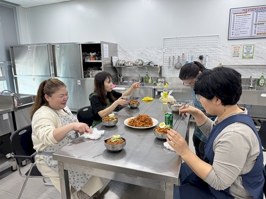 완성한 쫄면 나눠 먹기 완성한 쫄면 나눠 먹기