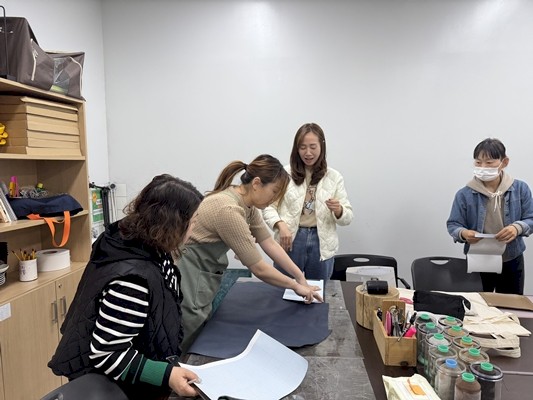 가죽 재단 모습 가죽 재단 모습
