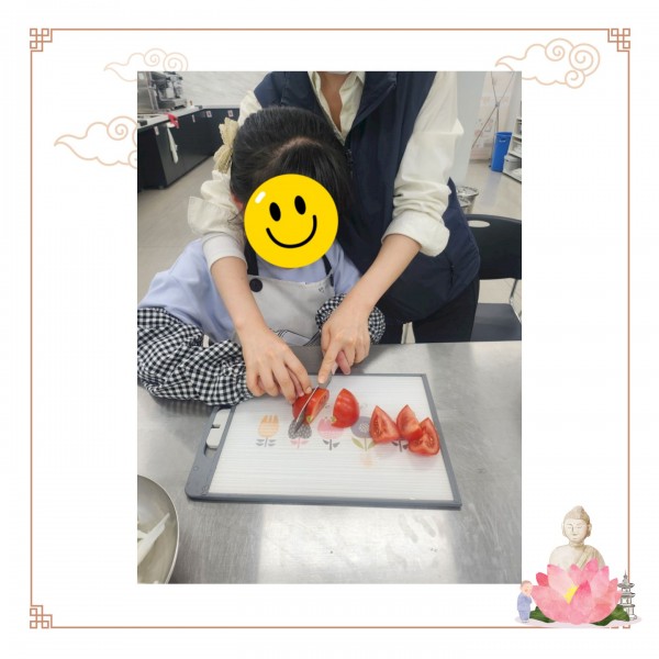토마토를 썰고 있는 장애아동