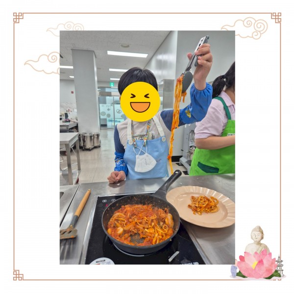 완성된 콩고기두부면파스타를 접시에 옮기는 장애아동