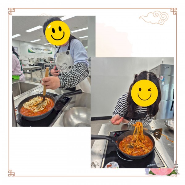 콩고기,두부면을 넣고, 토마토소스와 버무려주는 장애아동들