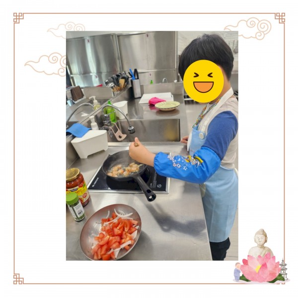야채를 볶고 있는 장애아동