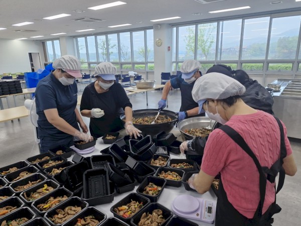 항상 즐거운 마음으로 사찰음식 나눔에 참여하시는 조리, 포장, 배달 자원봉사자분들께서 정말 많은 도움을 주셨고장애 가족분들께 맛있는 식사가 될 수 있도록 정성을 다해 준비해 주셨습니다.