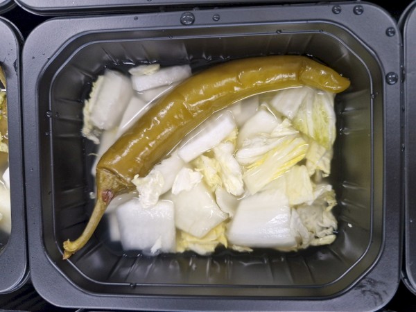 2025년 부처님 오신날 기념으로 준비한 밑반찬 메뉴는 침샘 자극 백나박김치, 향긋한 고사리나물,  육고기 같지만 육고기가 아닌 식물성 단백질로 만든 콩고기입니다.