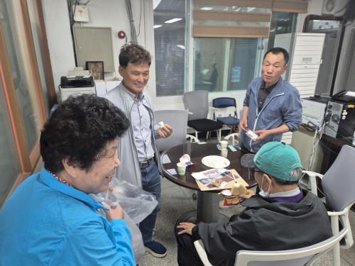 쿠키를 전달하는 모습