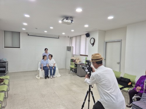 가족사진 촬영 중인 이용가족 모습 2