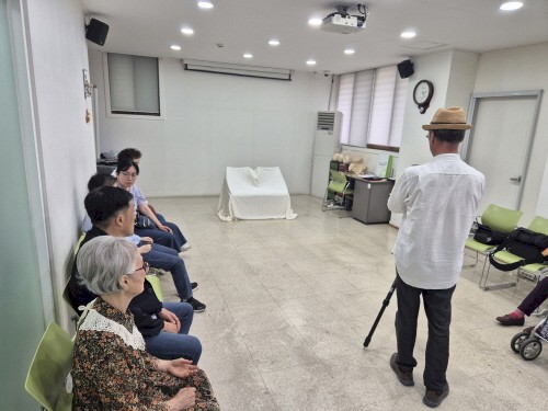 가족사진 촬영을 위해 순서를 기다리고 있는 이용가족의 모습