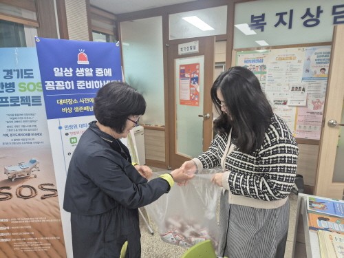 쿠키를 전달하는 모습