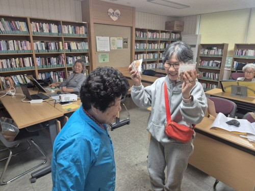 쿠키를 전달하는 모습