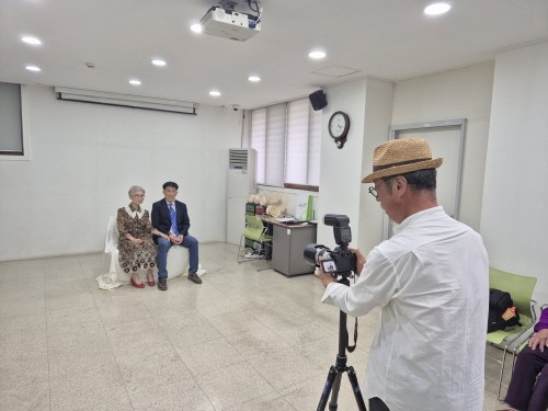 가족사진 촬영 중인 이용가족 모습 1