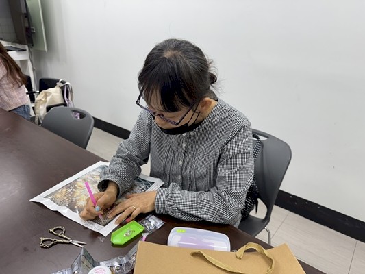 연꽃 보석십자수 진행하는 모습 연꽃 보석십자수 진행하는 모습