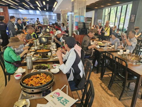 닭갈비를 식사하는 사진