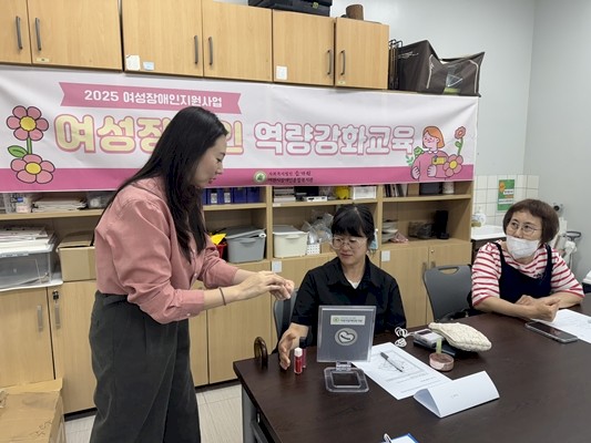 호감 이미지 어필을 위한 용모에 대해 안내하는 모습 호감 이미지 어필을 위한 용모에 대해 안내하는 모습