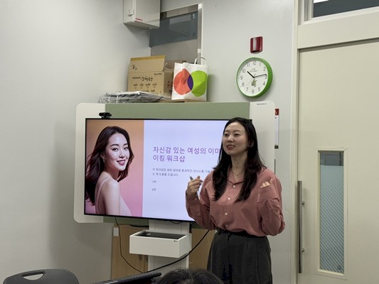강사 소개하는 모습 강사 소개하는 모습