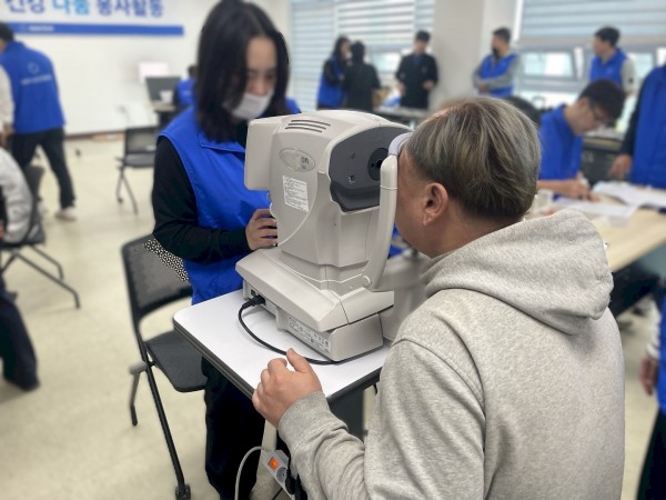 눈건강시력지킴이사업에 참여한 장애가족이 안구검사를 받고 있습니다.
