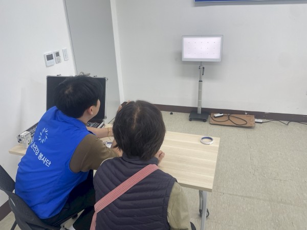 눈건강시력지킴이사업에 참여한 장애가족이 시력검사를 받고 있습니다.