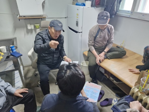 이외에도 취약계층 거주지역, 경로당, 지역주민을 대상으로도 발굴활동을 진행하여 지역주민이 직접 주변에 거주하는 1인가구 장애가족 이웃을 추천하고 발굴할 수 있도록 사업을 진행하고 있습니다!