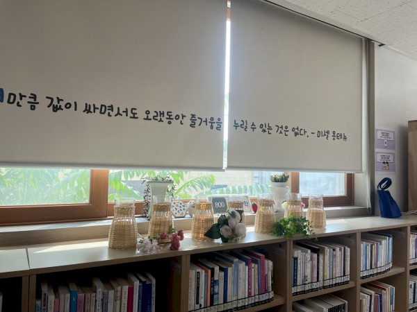라탄 꽃병 전시 사진
