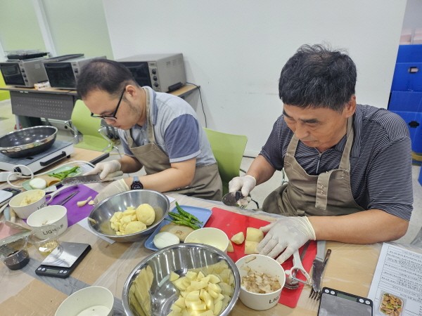 집중해서 요리하는 모습