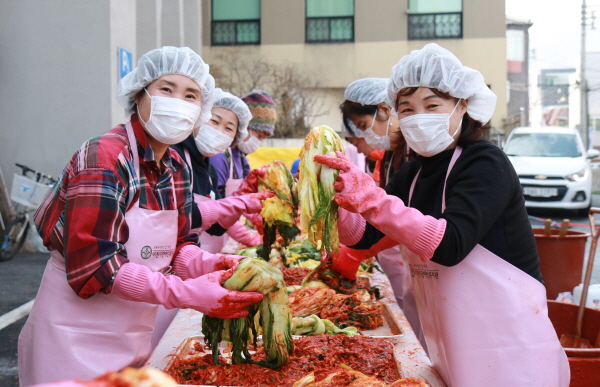 김장 양념 버무리는 단체사진