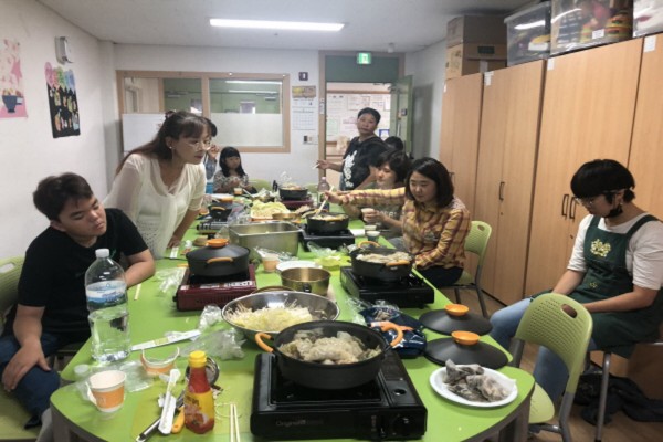 함께 요리를 하고있는 모습