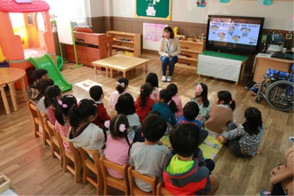 한내초교 병설유치원 장애인식개선교육 진행 모습