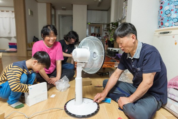 시원한 여름나기 물품을 받고 기뻐하는 사진