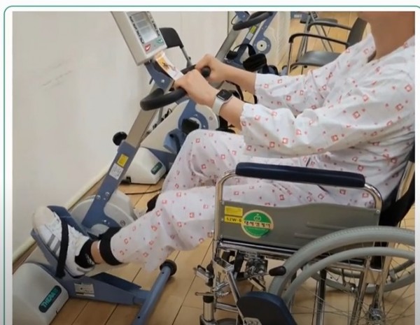 안녕하세요. 저는 이천시장애인종합복지관 물리치료 받고있는 주시형인데요. 다름아니오라 지금 체력단력실에 있는 자전거는 휠체어에서 의자로 옯겨 앉아야 하는 자전거이잖아요. 그런데 제가 원하는거 어떤거라면는요 휠체어용 자전거 필요합니다. 왜냐면 저희어머니가 연세가 있으셔셔 휠체어 에서 의자로 저를 옯겨 앉혀야 하시니까 번거려워서 저는 타고싶은데 못타게 됩니다. 사진 첩부 할테니까 확인해 보세요.  